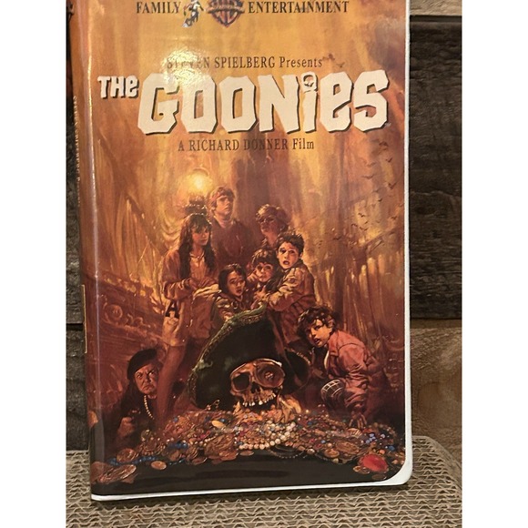 The Goonies (1985) VHS, 1994 Warner Home Video, Family Entertainment‎ Clamshell - Picture 2 of 7